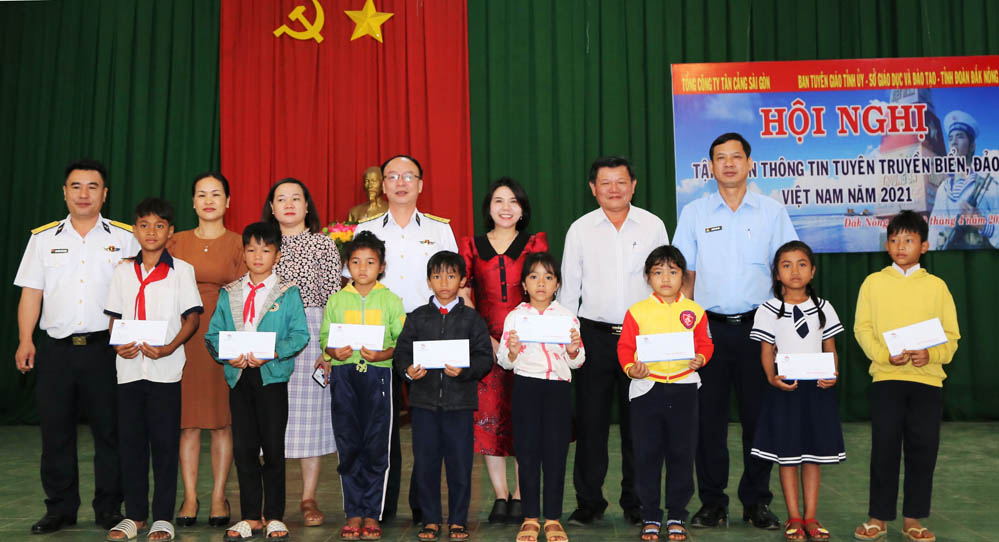 Tổng công ty Tân Cảng Sài Gòn tuyên truyền biển, đảo tại Đắk Nông